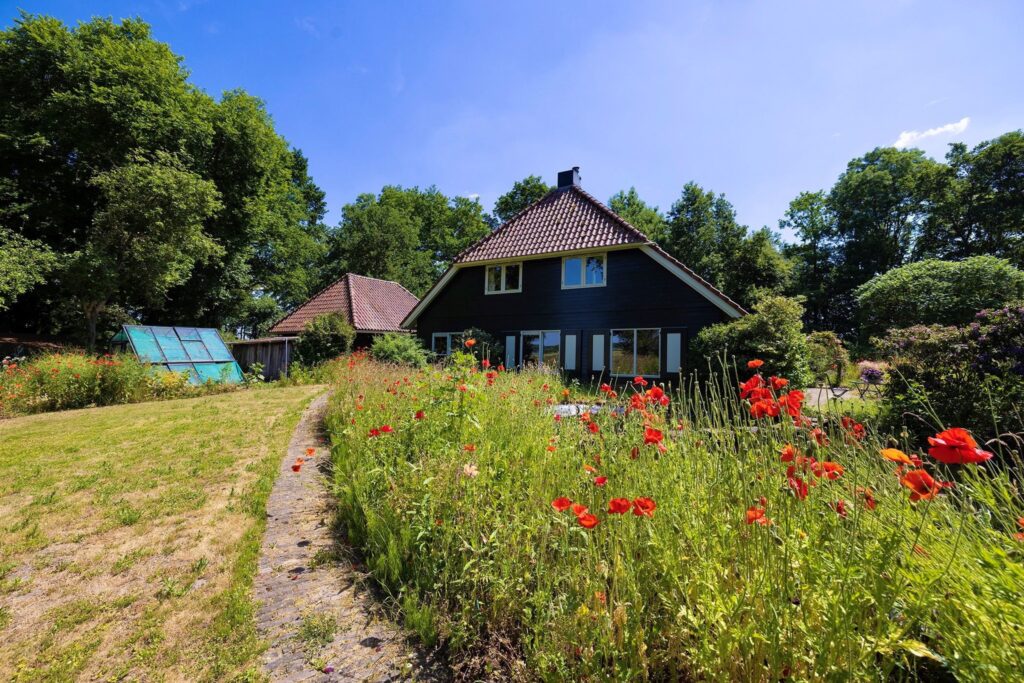 Deze afgelegen villa aan het water is perfect voor introverten onder ons