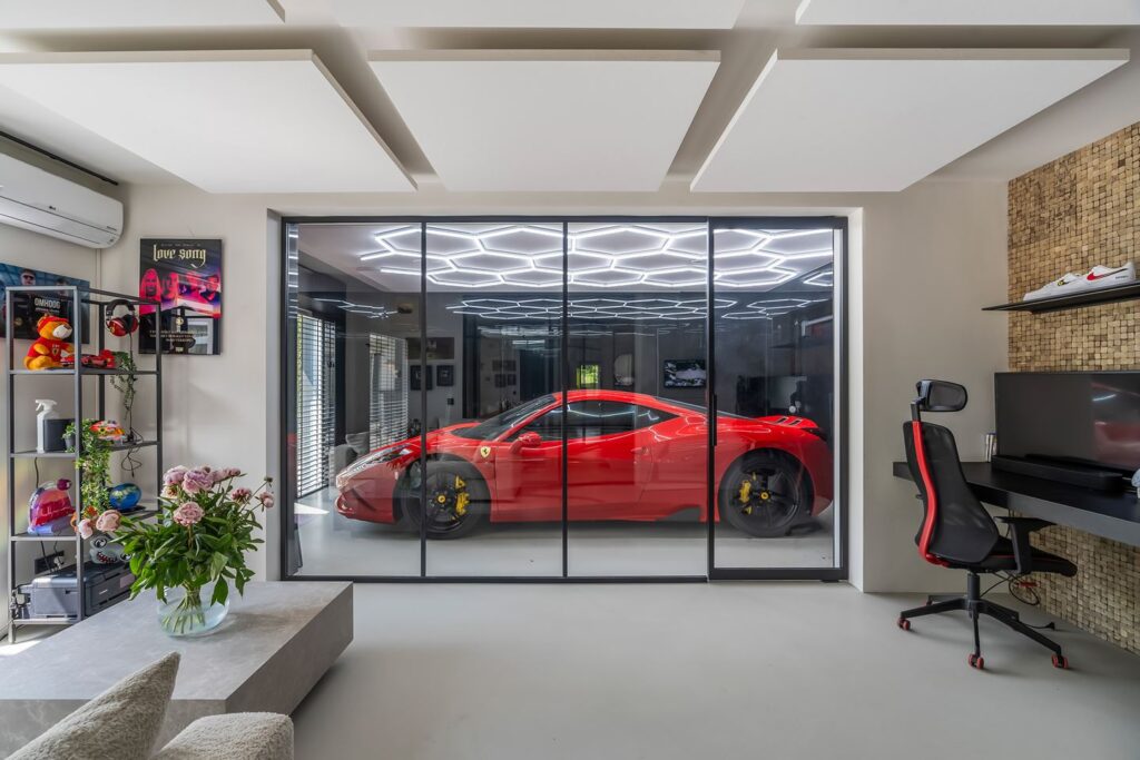 Gio Latooy zet zijn extreem villa met zelfs een kamer voor je Ferrari te koop