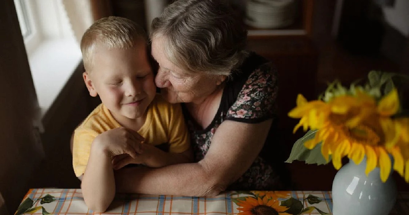 Oma laat haar dochter betalen om op kleinkinderen te passen