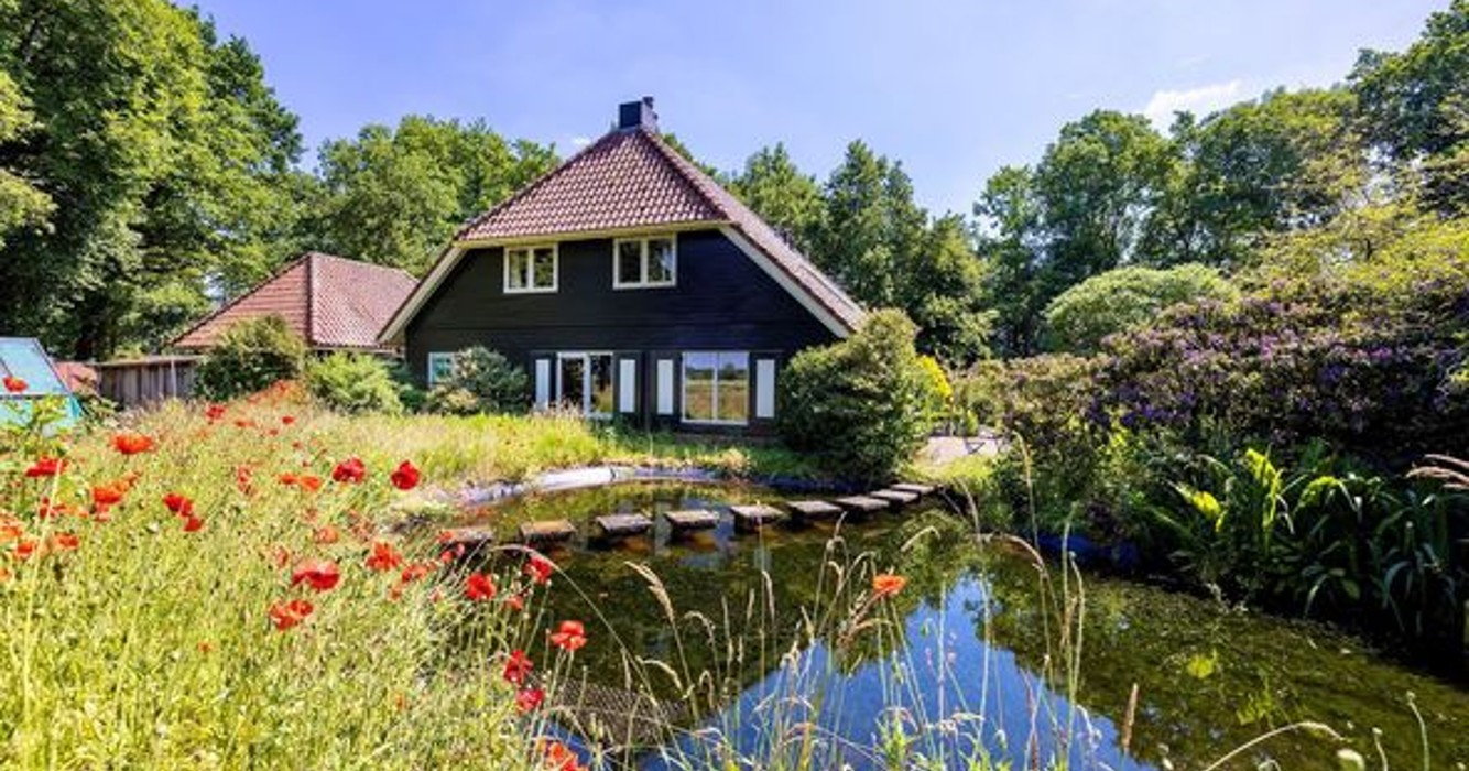 Deze afgelegen villa aan het water is perfect voor de introverten onder ons