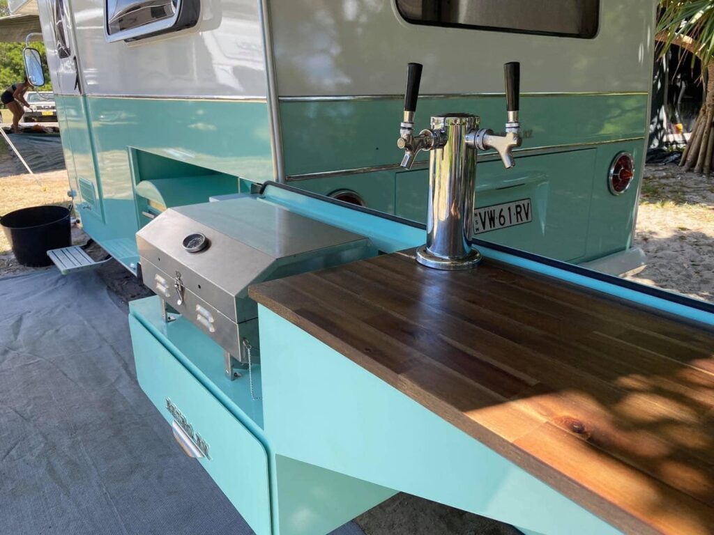 Creatieveling bouwt Volkswagen-wrak om tot camper met biertap!