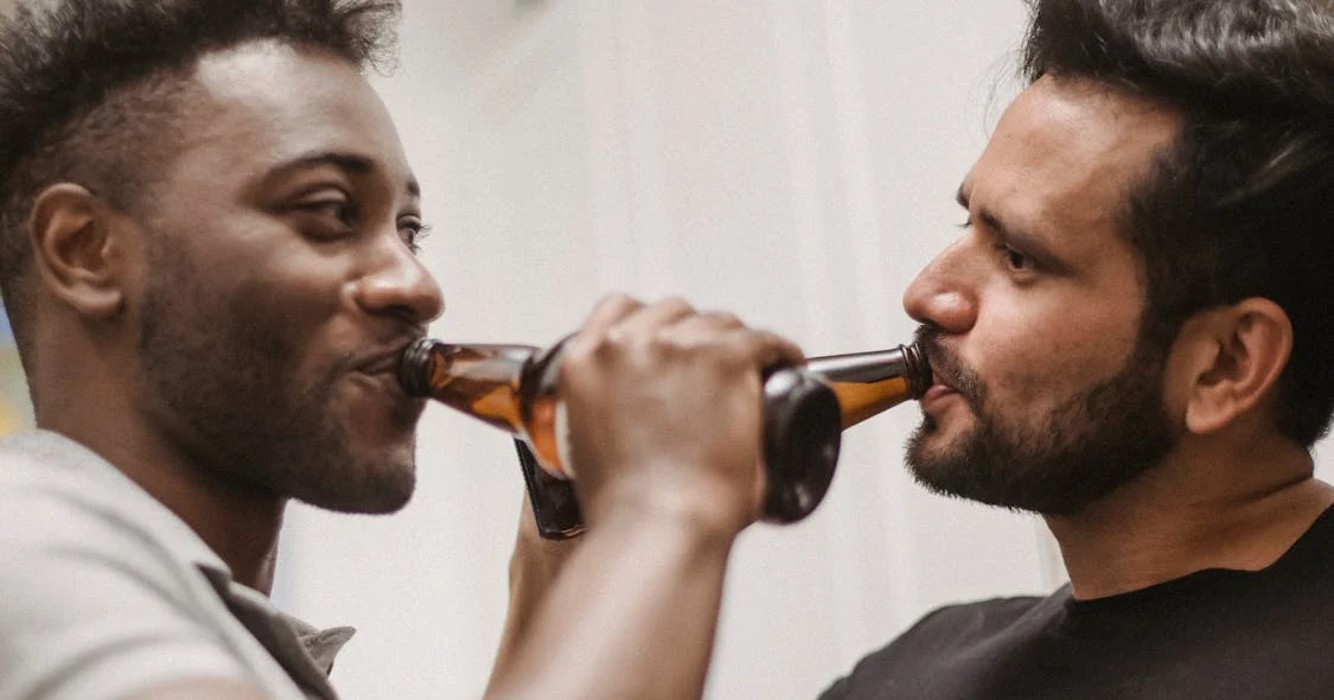 Onderzoek wijst uit '2 keer in de week bier drinken met je maten goed voor je gezondheid'