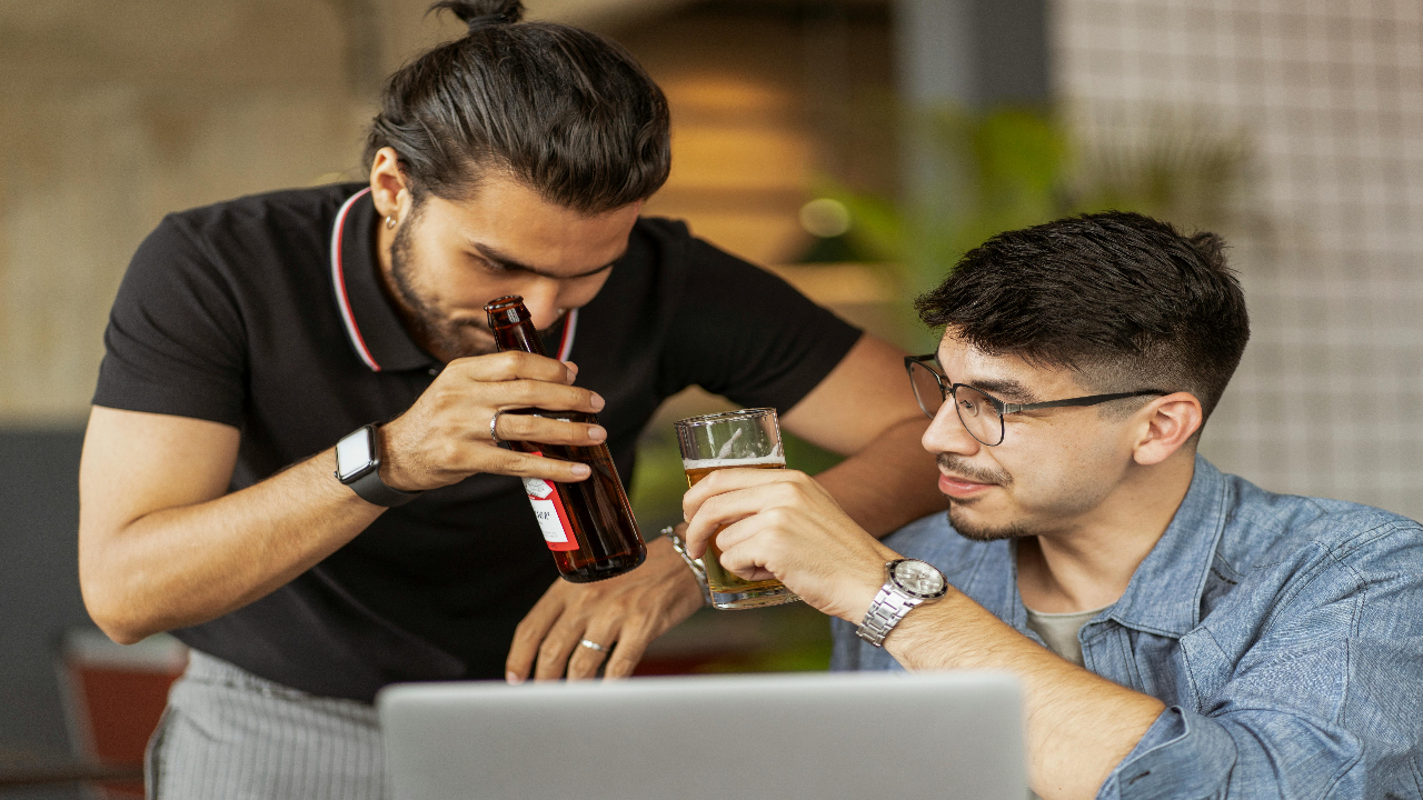 Zoveel drankjes moet een man exact drinken om aantrekkelijker gevonden te worden door dames