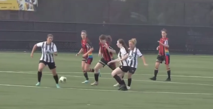 Vrouwenvoetbalteam met 5 transgender-speelsters wint 