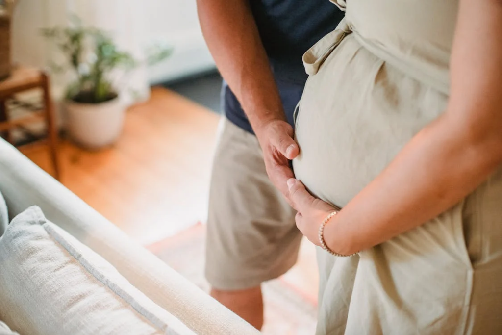 Held op sokken heeft het zwaar tijdens bevalling van zijn vrouw