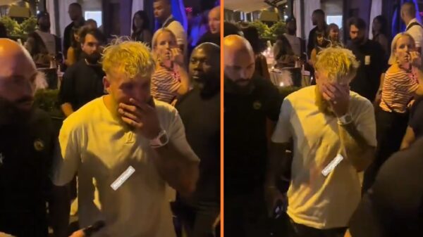 Straalbezopen Jake Paul moet door beveiliging worden afgevoerd in Parijs