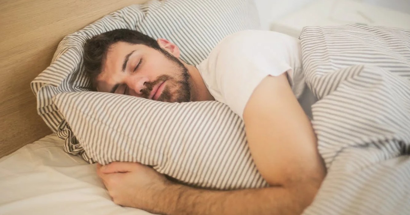 Onderzoek: Als je deze fitnessoefeningen dagelijks doet doet slaap je 's nachts 28 minuten langer