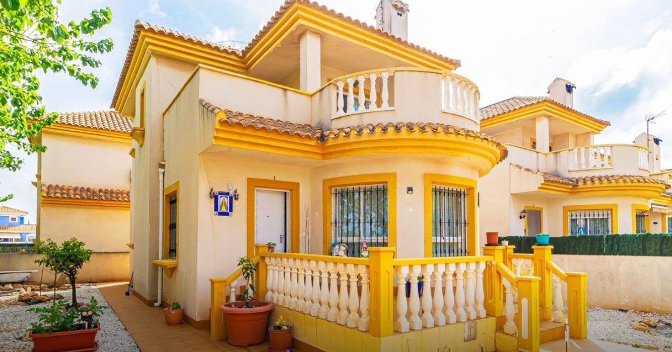 Prachtige villa met zwembad in Spanje staat te koop voor een prikkie