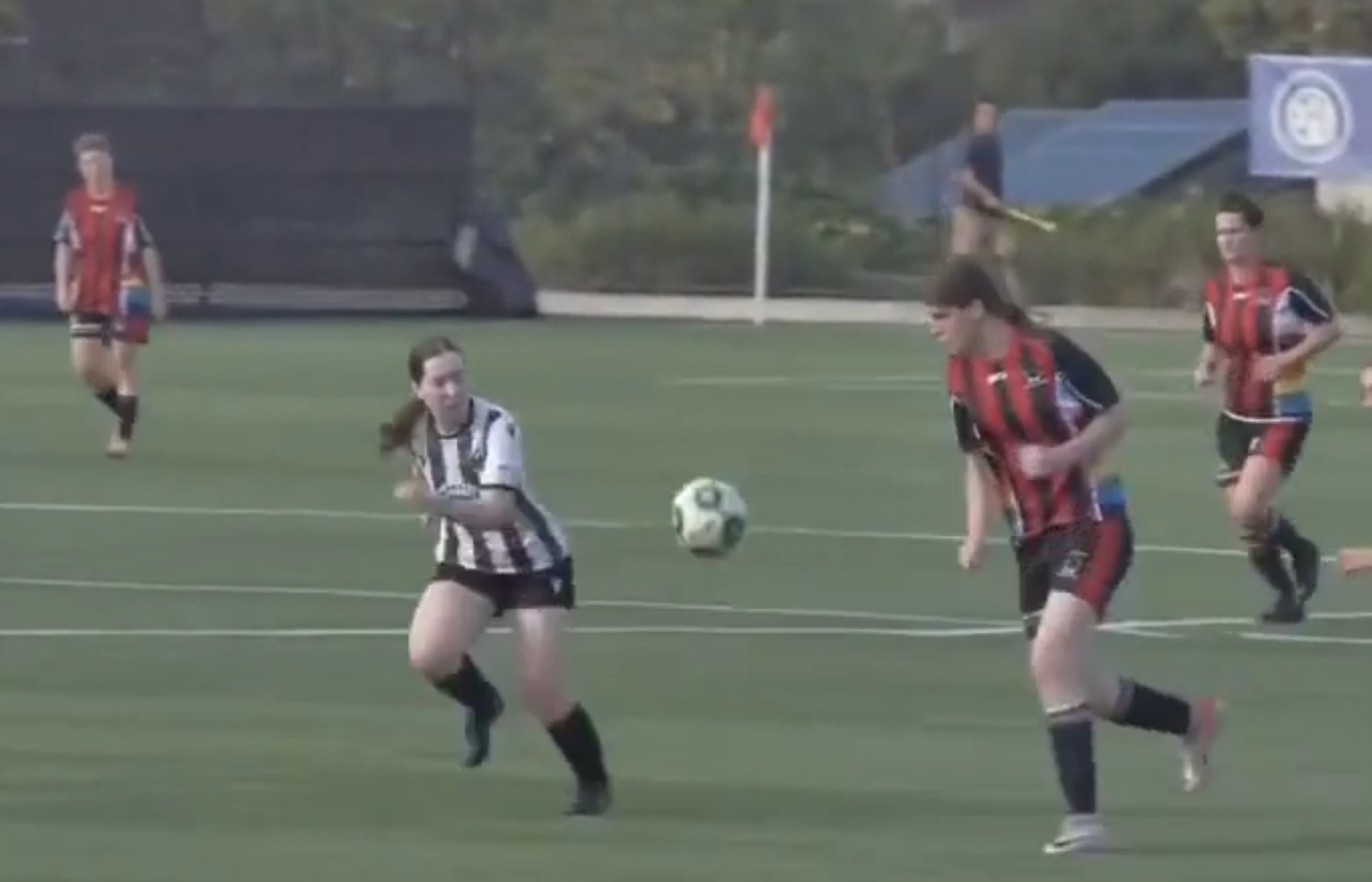 Vrouwenvoetbalteam met 5 transgender-speelsters wint finale na ongeslagen seizoen