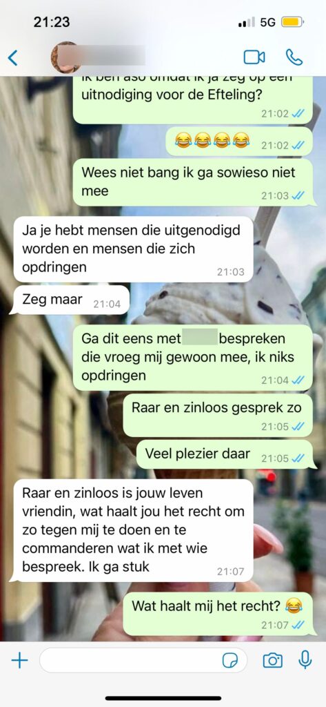 Dame wordt door vriendin uitgenodigd voor dagje Efteling, maar andere vriendin zit niet op haar gezelschap te wachten