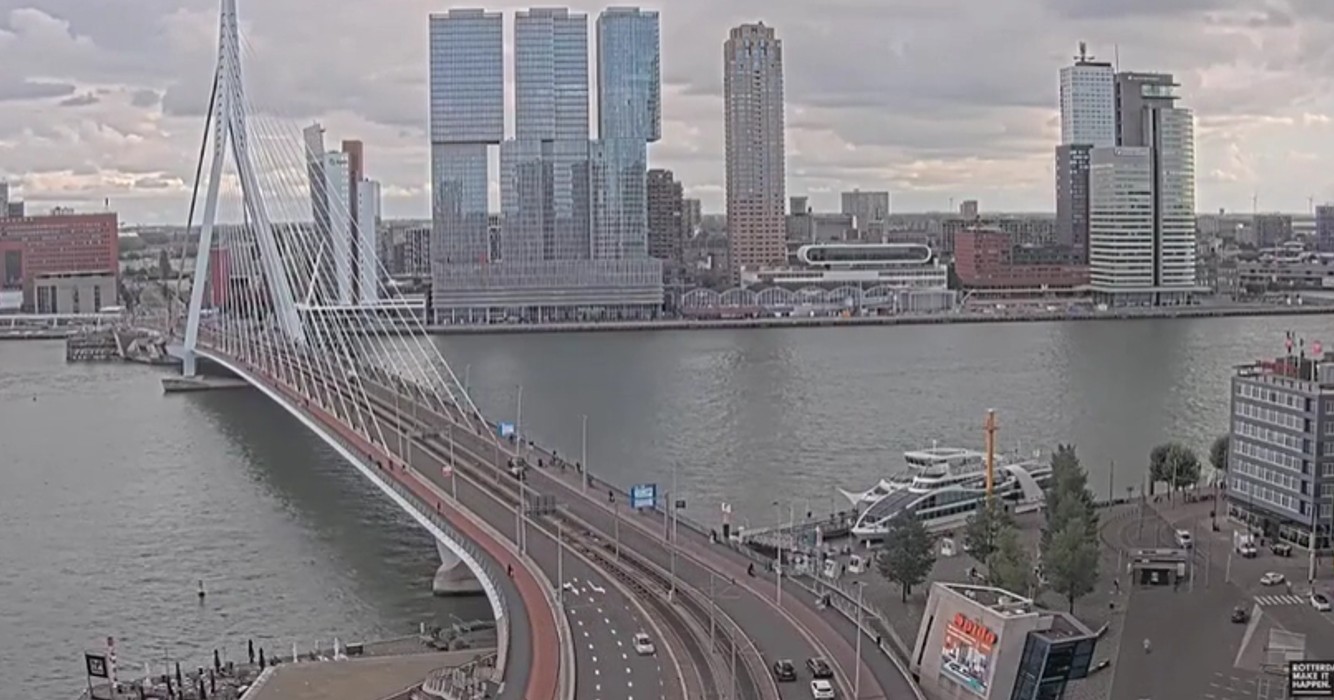 Bestuurder zorgt voor chaos op de Erasmusbrug in Rotterdam door verkeerde pedaal in te trappen