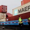 Bizar: Containerschip ramt Willemsbrug in Rotterdam