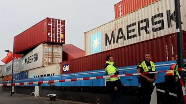 Bizar: Containerschip ramt Willemsbrug in Rotterdam