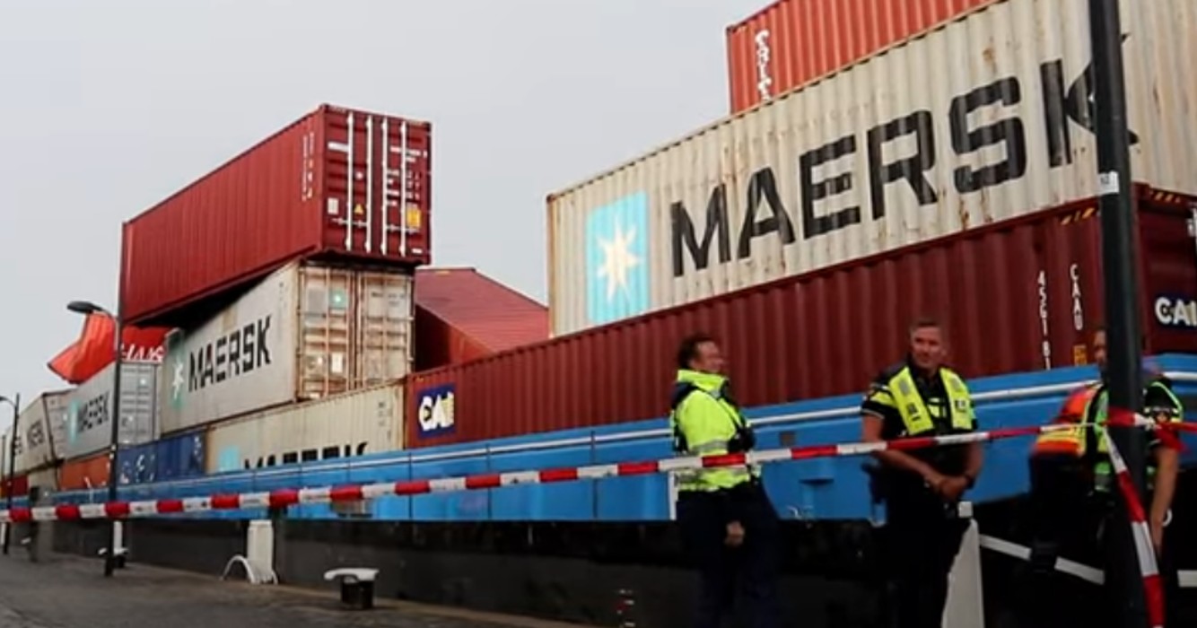 Bizar: Containerschip ramt Willemsbrug in Rotterdam