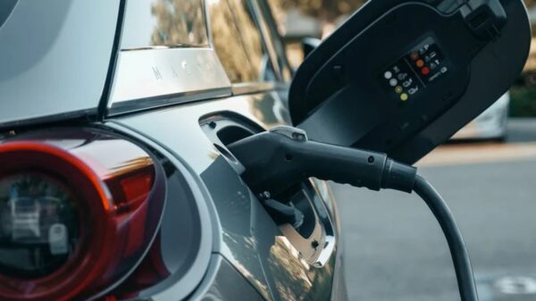 Onderzoek wijst uit: grootste deel Nederlanders vindt dat werkgevers elektrische auto's moeten aanbieden