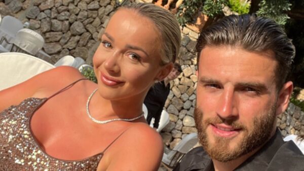 Wesley Hoedt pronkt met sixpack maar mensen zijn afgeleid door bikini van Emma Heesters…