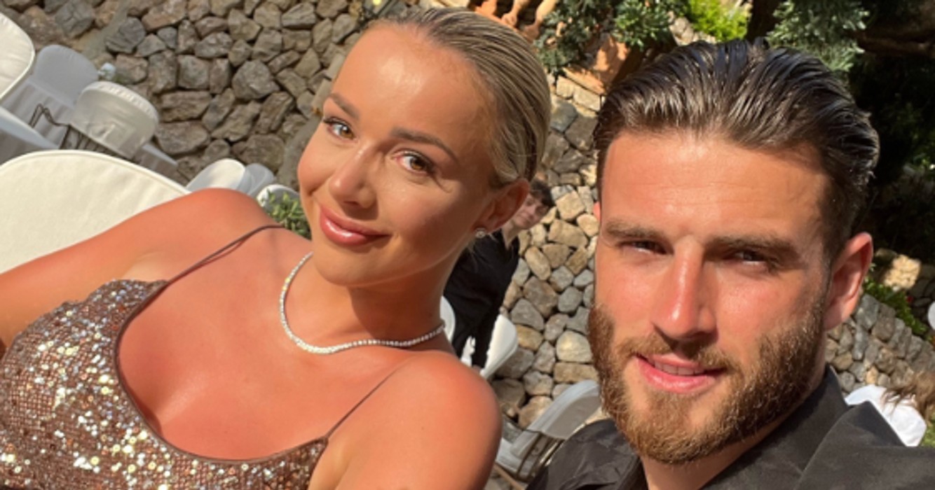 Wesley Hoedt pronkt met sixpack maar mensen zijn afgeleid door bikini van Emma Heesters…