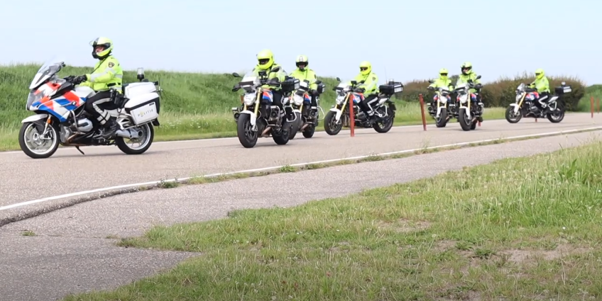 Motoragent in Rotterdam laat niet met zich sollen en scheldt straatratjes de huid vol