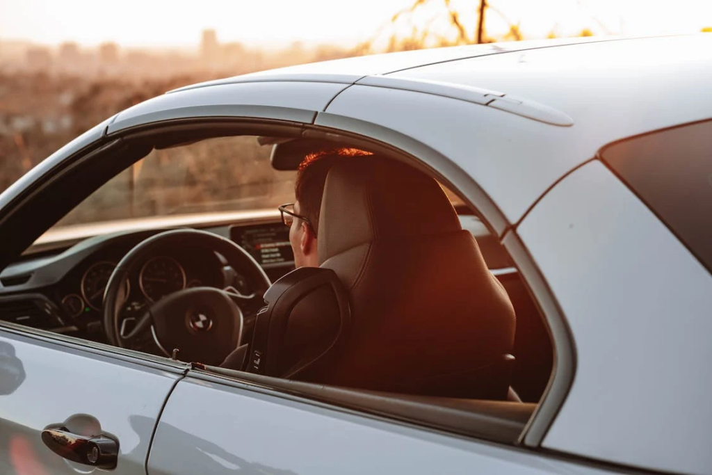 Onderzoek wijst uit: grootste deel Nederlanders vindt dat werkgevers elektrische auto's moeten aanbieden