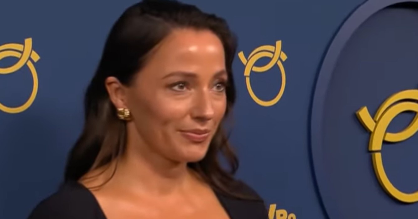Anke de Jong maakt haar opwachting bij VI met diep decolleté