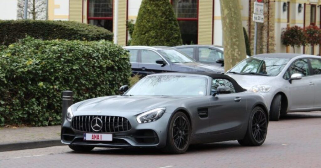 Gepersonaliseerde nummerplaat Mercedes AMG GT Roadster gaat viral: 'Die vindt zichzelf geweldig…'