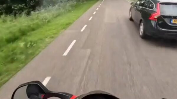 Motorrijder die 155 km/u rijdt op een landweggetje krijgt een lesje in karma