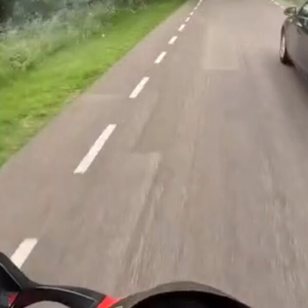 Motorrijder die 155 km/u rijdt op een landweggetje krijgt een lesje in karma