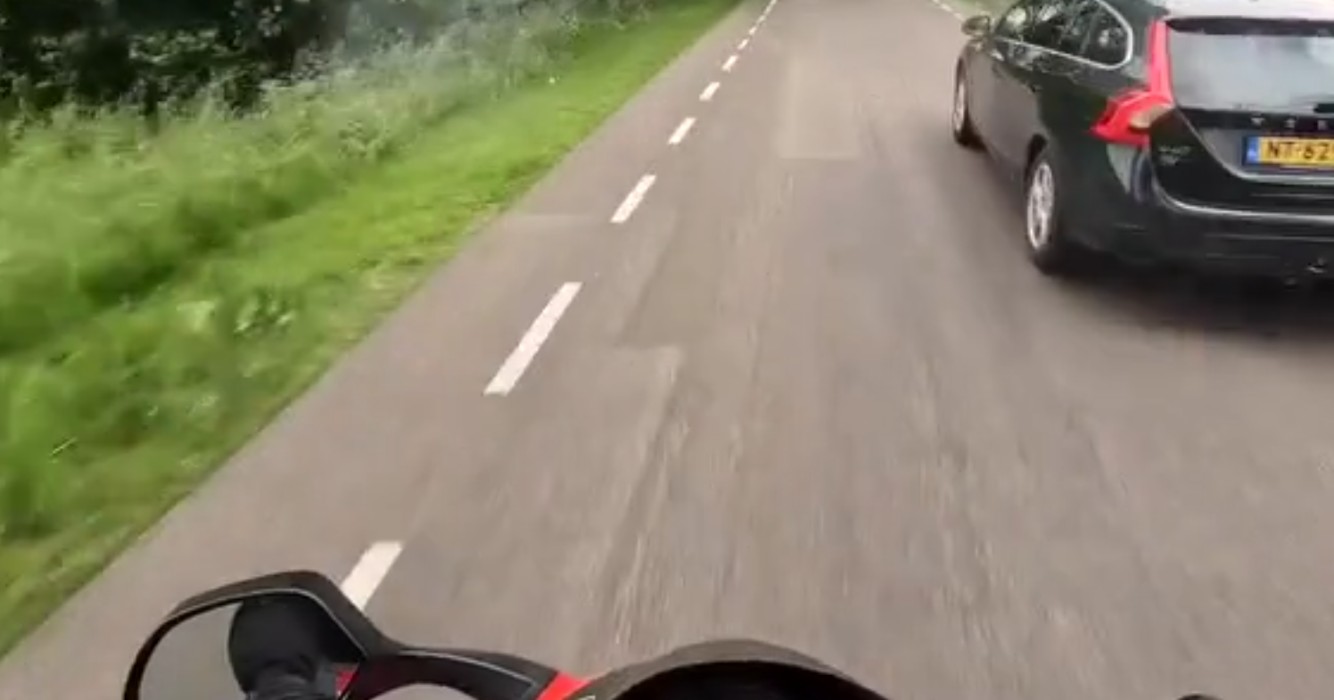 Motorrijder die 155 km/u rijdt op een landweggetje krijgt een lesje in karma