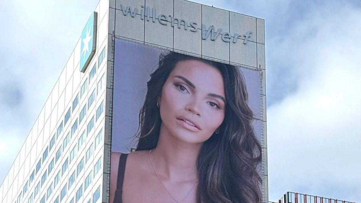 Monica Geuze met gigantische pikante poster in Rotterdam!