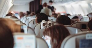 Zo heb je meer beenruimte in het vliegtuigen als je economy class vliegt