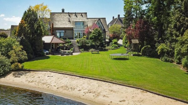 Bizarre villa met privé strand op Funda is een stuk goedkoper dan je zou denken!