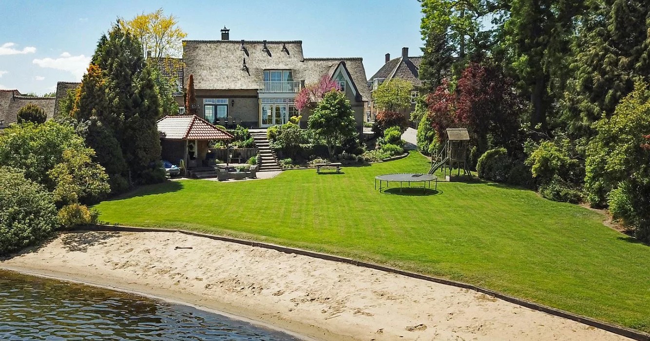 Bizarre villa met privé strand op Funda is een stuk goedkoper dan je zou denken!