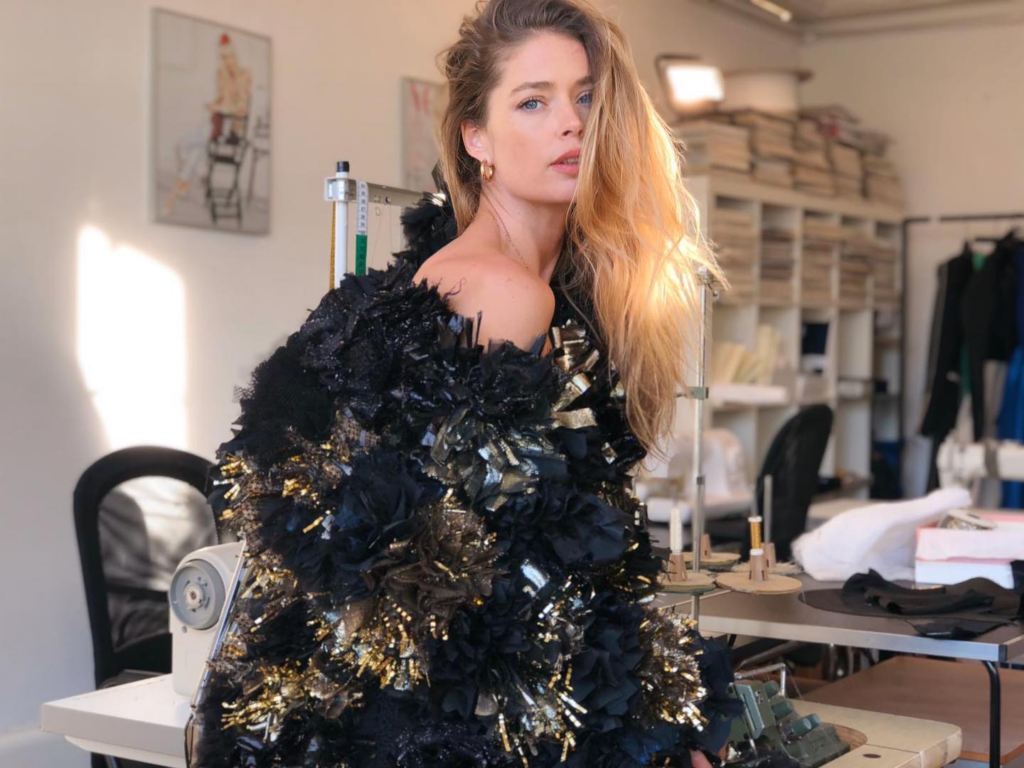 Doutzen Kroes catwalk gaat mis: Komt vast te zitten met hak en verliest schoen