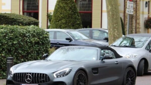 Gepersonaliseerde nummerplaat Mercedes AMG GT Roadster gaat viral: 'Die vindt zichzelf geweldig…'