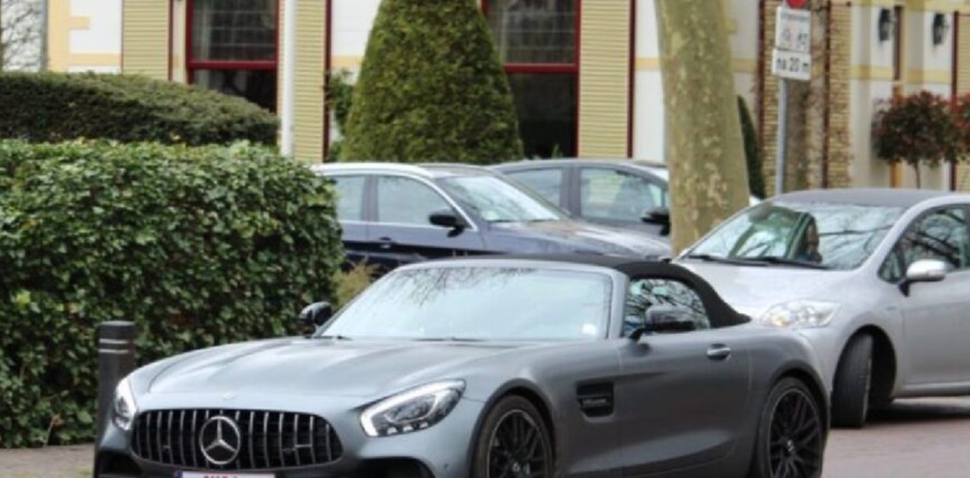 Gepersonaliseerde nummerplaat Mercedes AMG GT Roadster gaat viral: 'Die vindt zichzelf geweldig…'