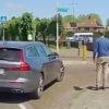 Wielrenster laat verkeer even wachten om wat fotootjes te maken