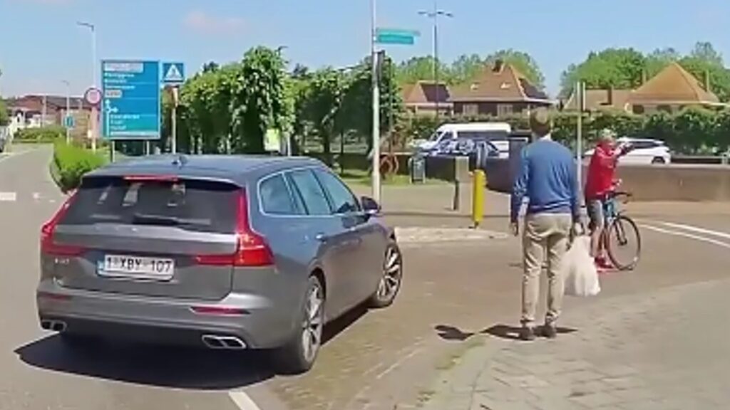 Wielrenster laat verkeer even wachten om wat fotootjes te maken