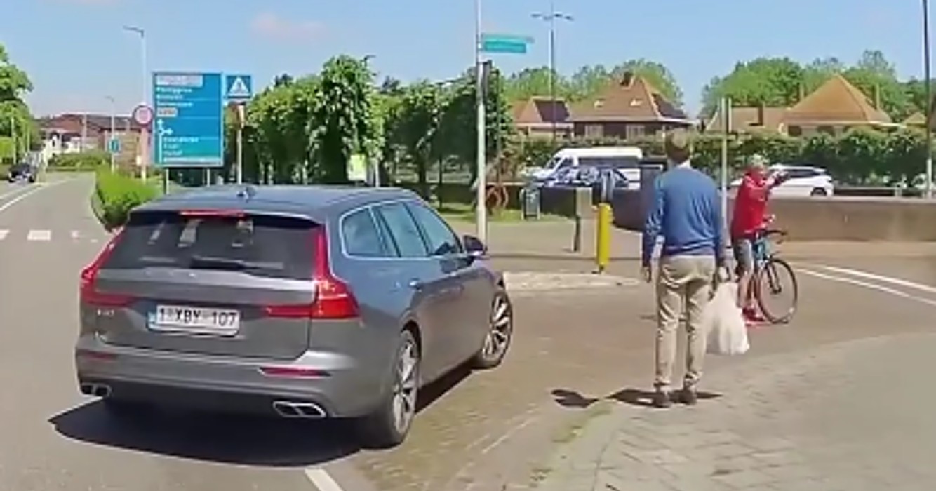 Wielrenster laat verkeer even wachten om wat fotootjes te maken