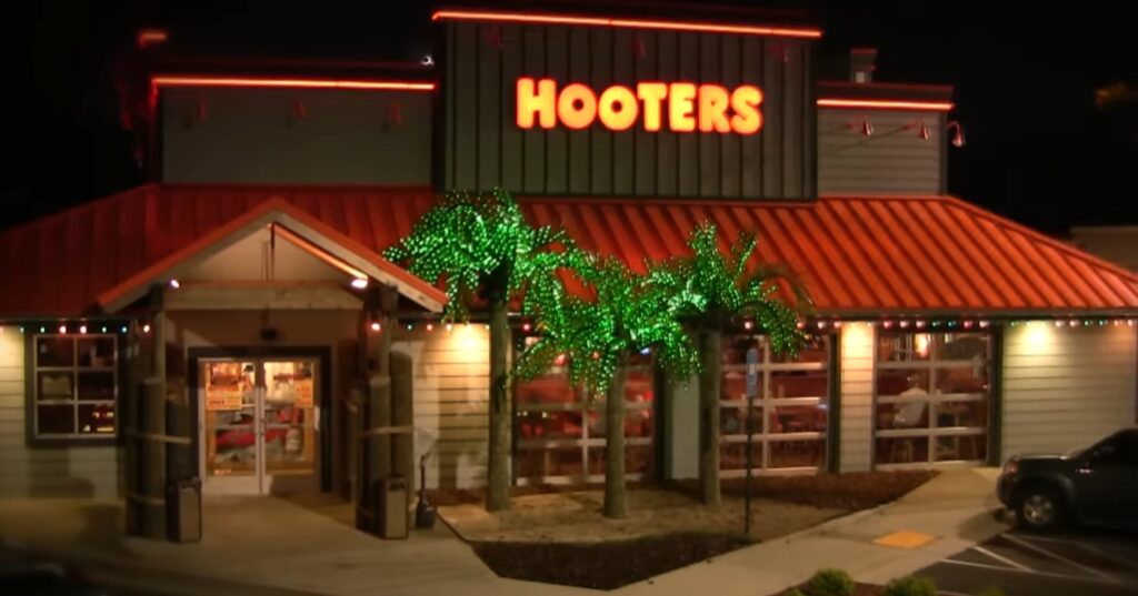 Transgendervrouw klaagt Hooters aan nadat solliciatie wordt afgewezen