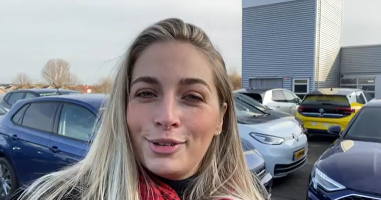 Shelly Sterk pikante foto zorgt voor ophef "Waarom die inkijk?"