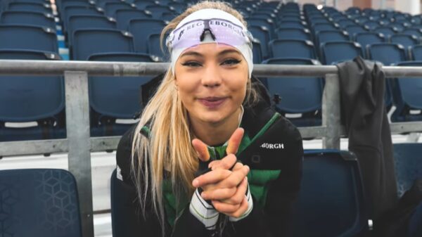 Jutta Leerdam laat iets meer zien dan verwacht als ze schaatspak open ritst