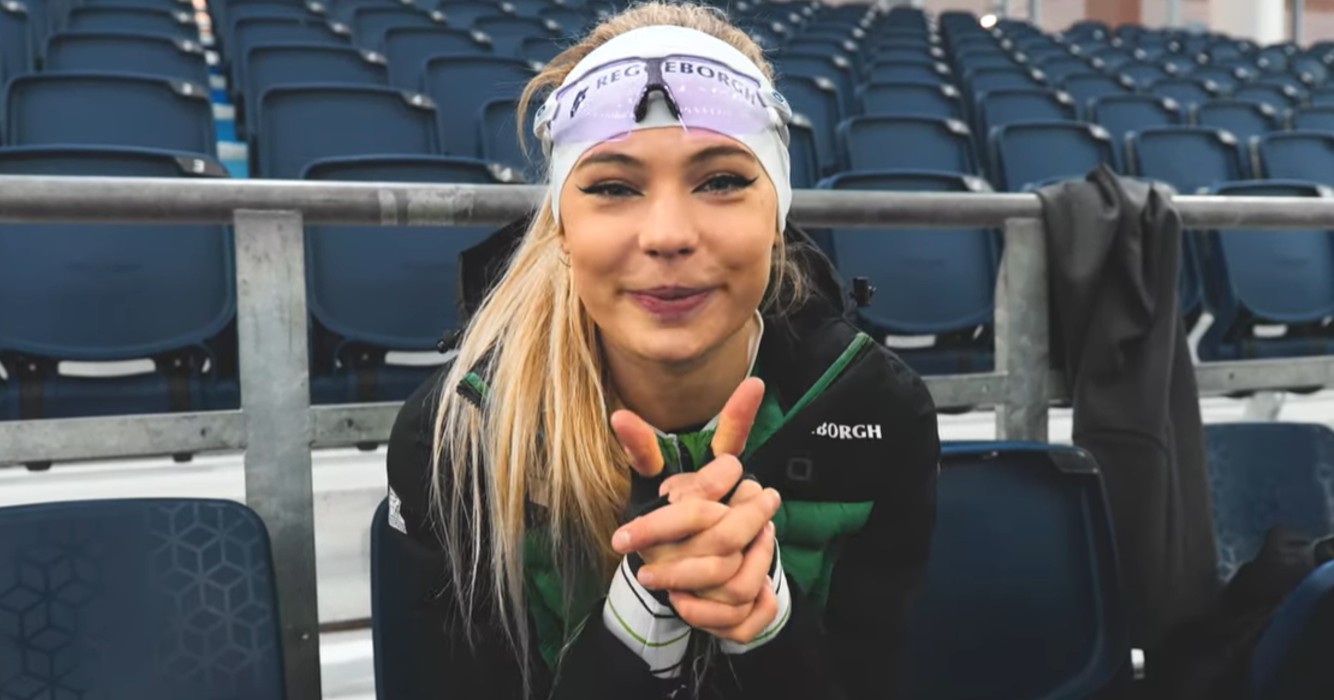 Jutta Leerdam laat iets meer zien dan verwacht als ze schaatspak open ritst