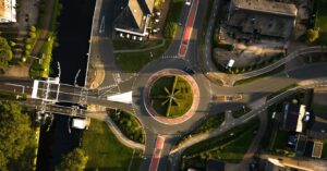 Moet je richting aangeven op een rotonde? Dit zeggen de regels