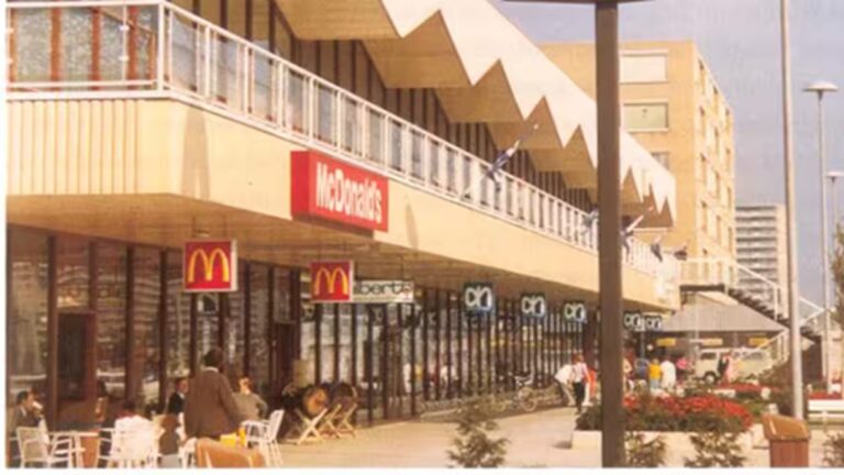 Dit zijn de bizarre producten die je bij de eerste McDonald's in ...