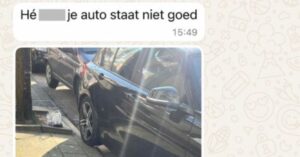 auto op de stoep geparkeerd