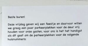 Koppel dat tuinfeestje geeft heeft een bizar verzoek voor hun buren