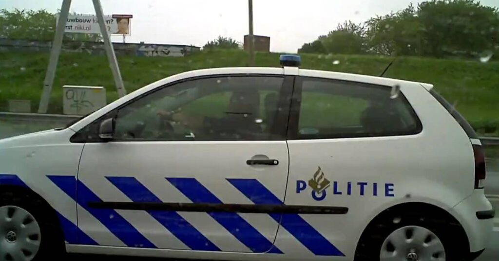politieauto met blauwe strepen 