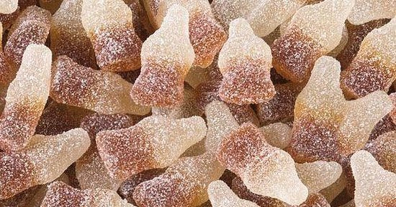 Man overlijdt bijna nadat hij 3 kilo Haribo-colaflesjes eet