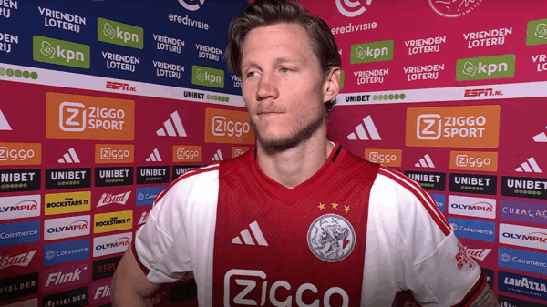 Wout Weghorst kan zich niet beheersen en slaat camera na mislopen kampioenschap