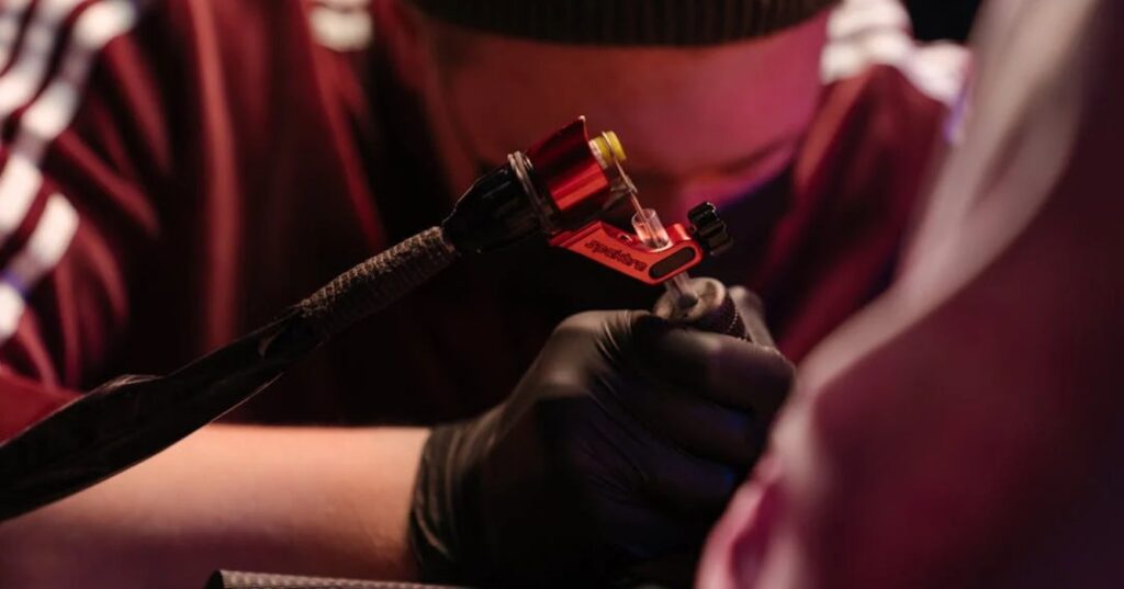 Sproeten laten tatoeëren